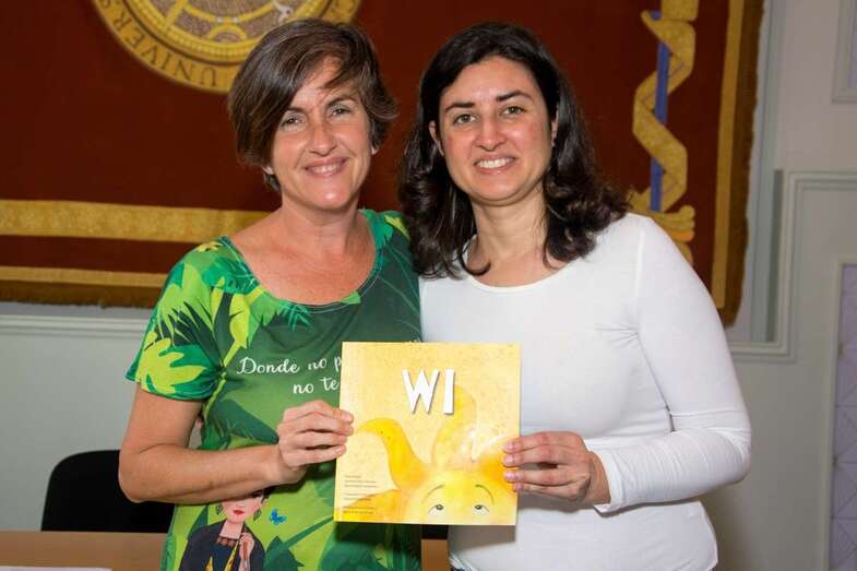 María Arencibia Pérez (d), ilustradora del cuento (Foto TA)